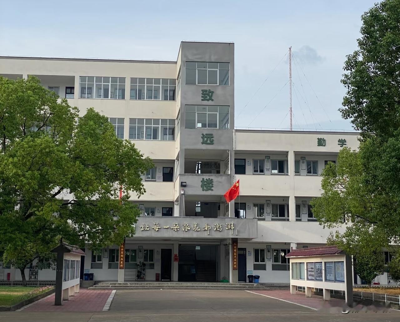 去年下半年返聘回学校上班，最冷的三个月，在学校对面租了一间带卫生间的房子。每月7