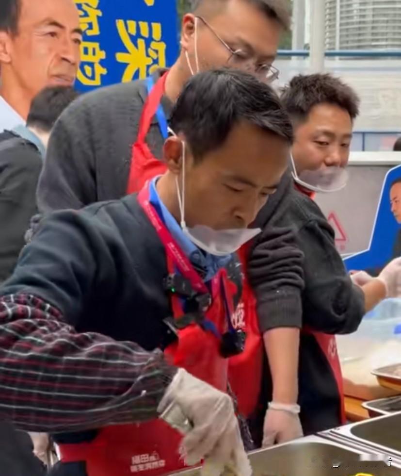 26日，深圳车公庙，鸡排哥开炸，与往日到达许多城市不同的是，李俊永没有前呼后拥的