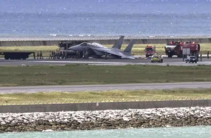 突发！日本战斗机瘫了！就在今天，日本一架归来的F-15J战机在着陆时突发故障