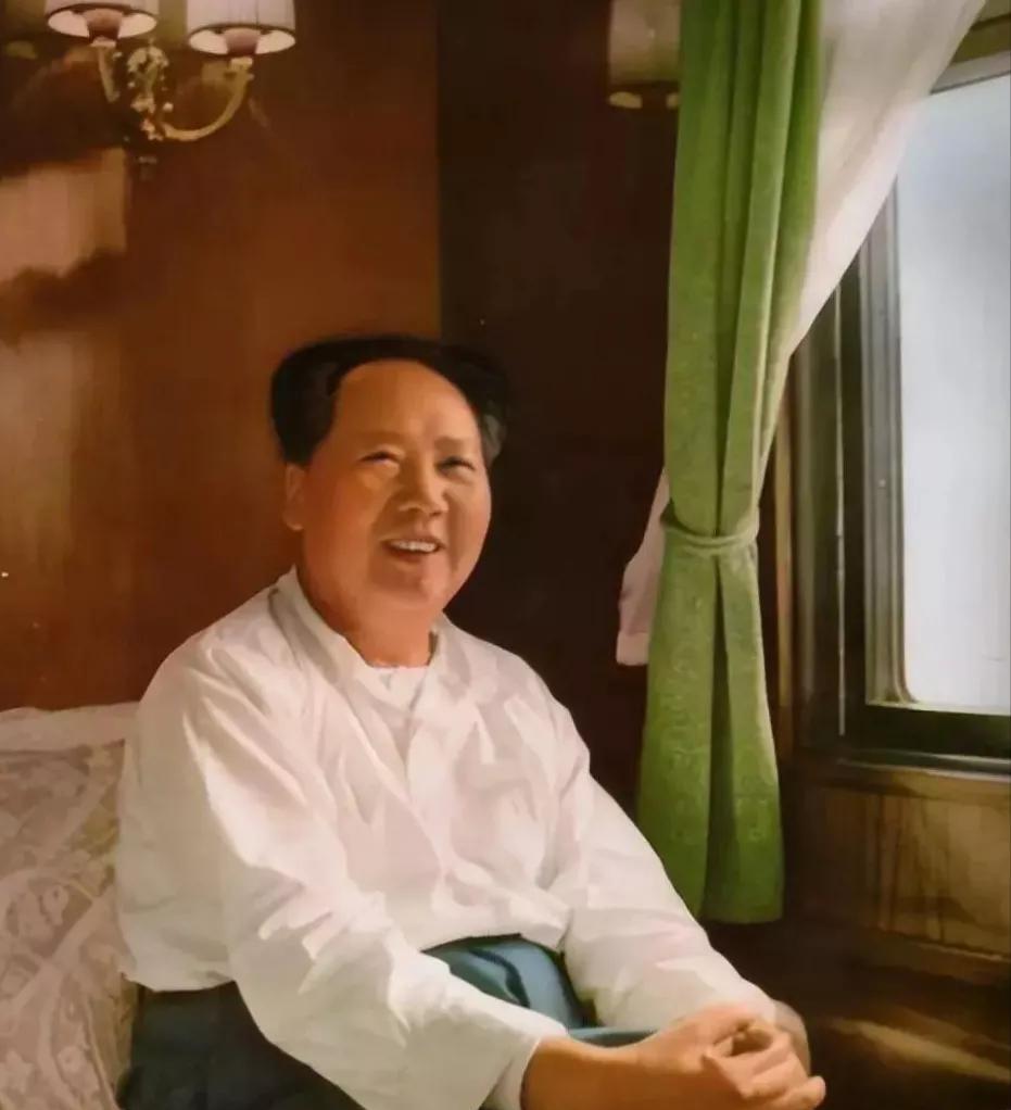 ☁1958年，毛主席坐专列返回北京，张治中问毛主席，“您好像处处存着戒心。