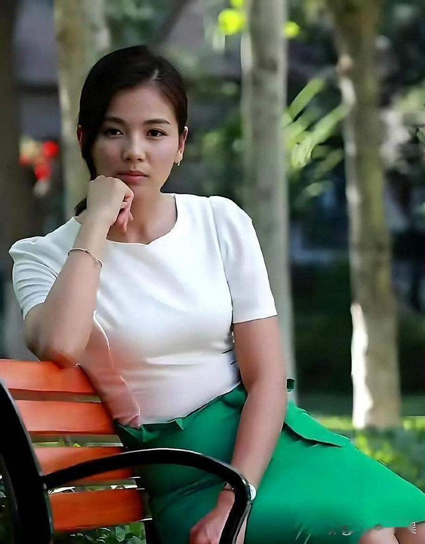 刘涛这腰臀比也太能打了！曲线流畅优越，体态挺拔惊艳，妥妥的身材教科书