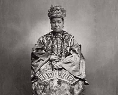 黑龙江考古偶然发现清朝诰命夫人墓，墓主双腿间出现神秘黑色遗物，背后隐藏怎样的悲剧
