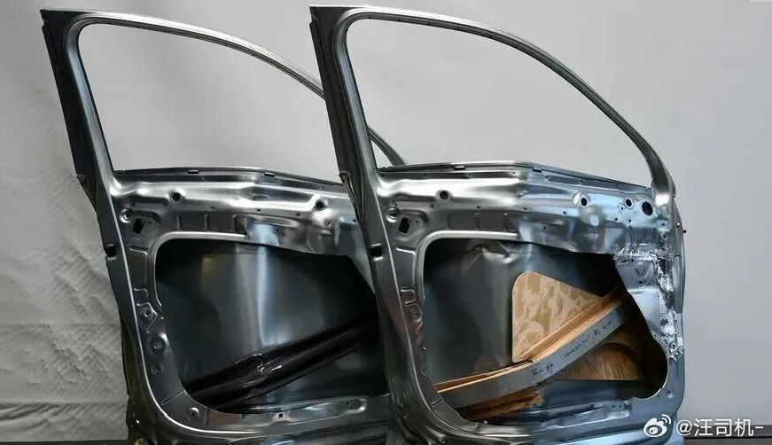 【木材】代替【高强钢】，应用于车门防撞梁。生产钢材会排放二氧化碳，而木材的生长过