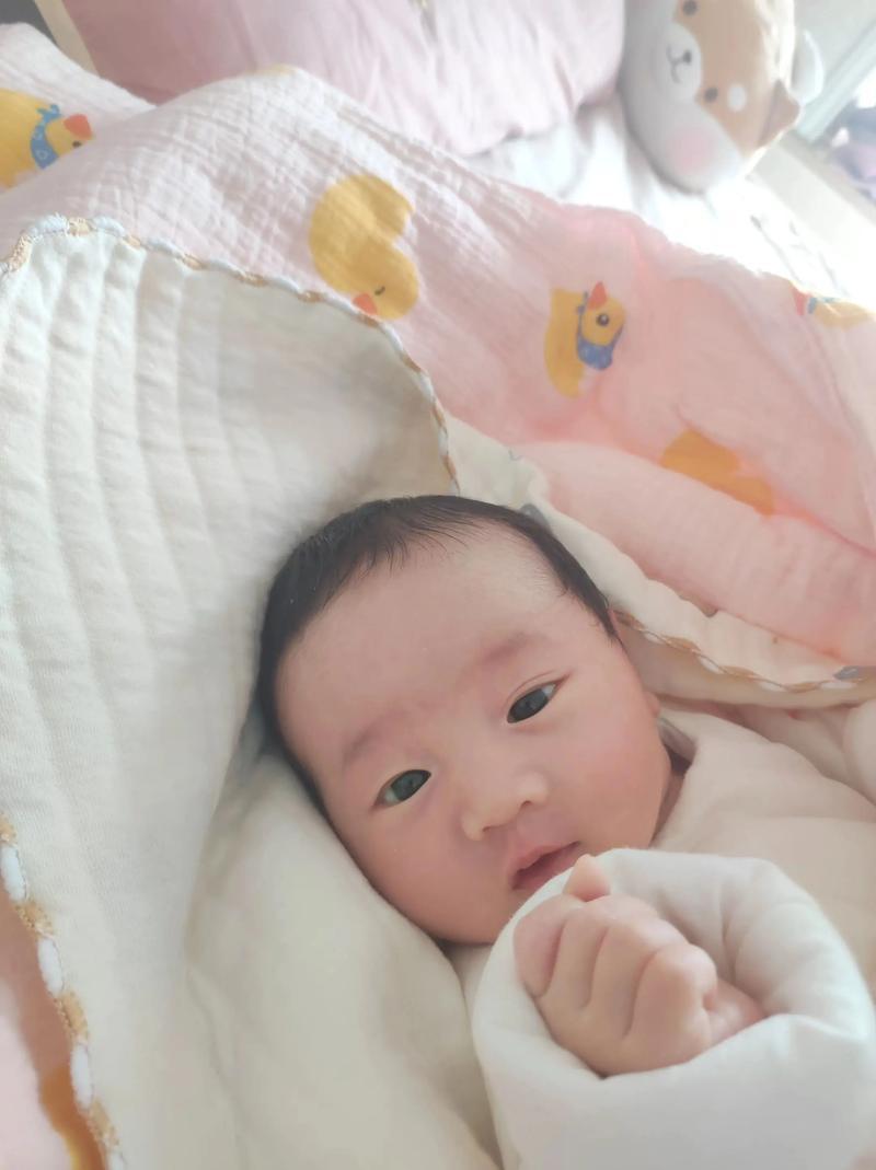 现在有一事不太明白，就是一方面鼓励年轻人生育，并出台了诸如思想引导、发放生育补助