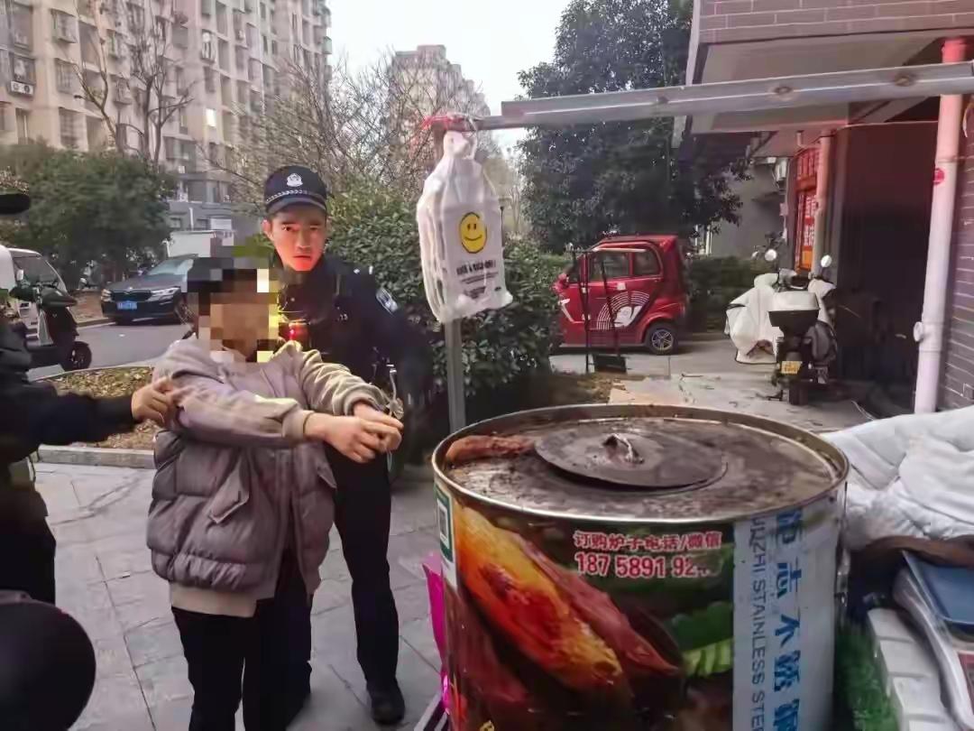 连续7天天不亮就蹲守！女子专盯早餐摊“免费吃”，这次栽了！年关将至，本是家