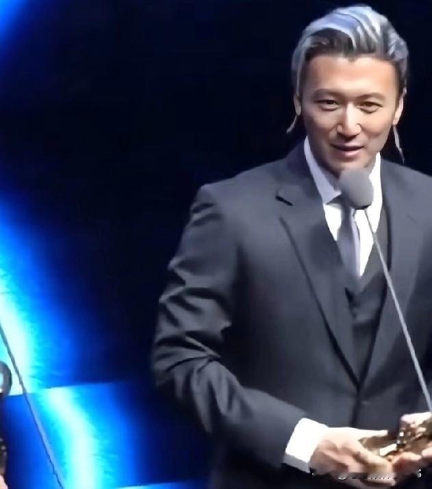 谢霆锋这一米八几的个子往那一站，真就是漫画里走出来的。帅还不是最绝的，主要是他身