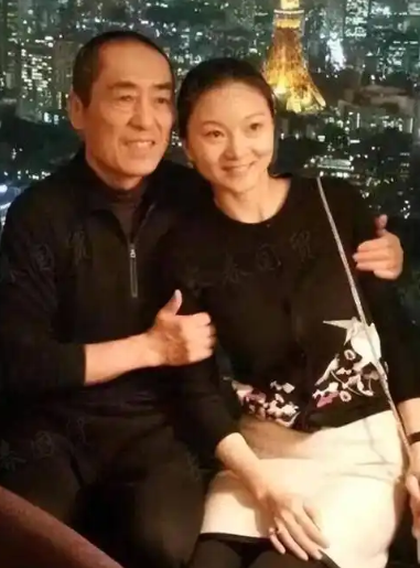 当年，19岁的陈婷正在上课时，突然感觉一阵恶心呕吐，同桌问她：“你怎么啦？”陈婷