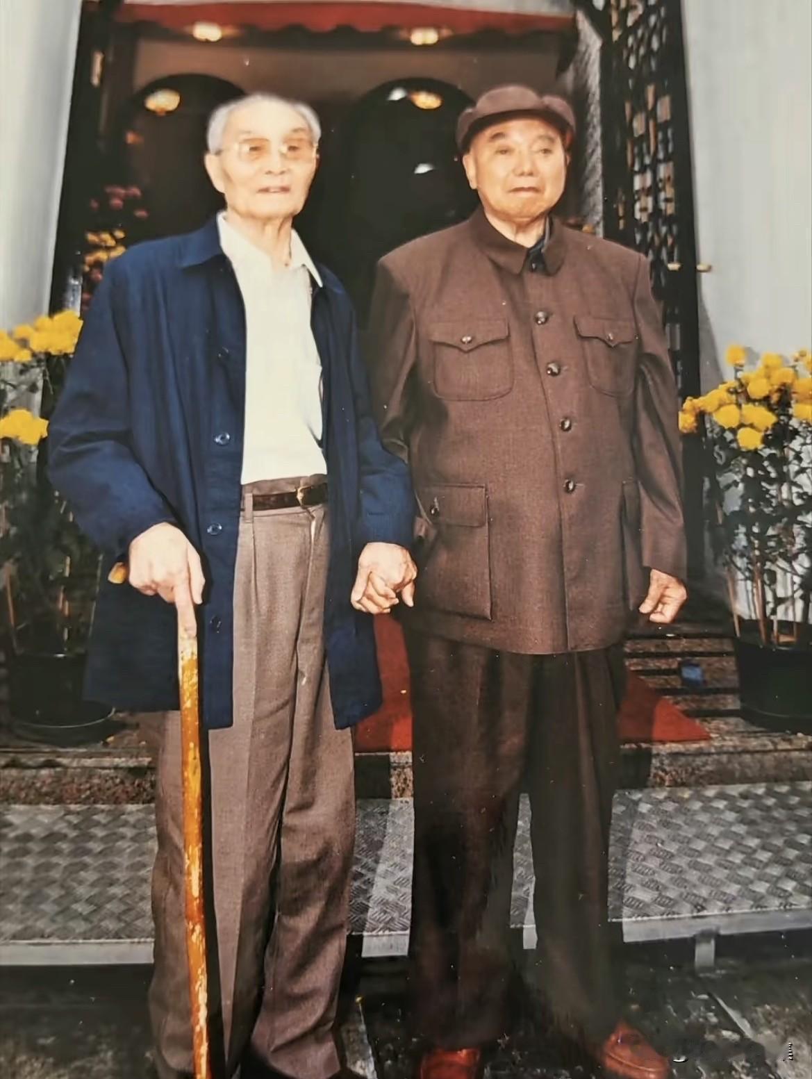 上世纪九十年代，张爱萍将军和萧克将军的合影。建国后，张爱萍主管国防科技，是“两弹