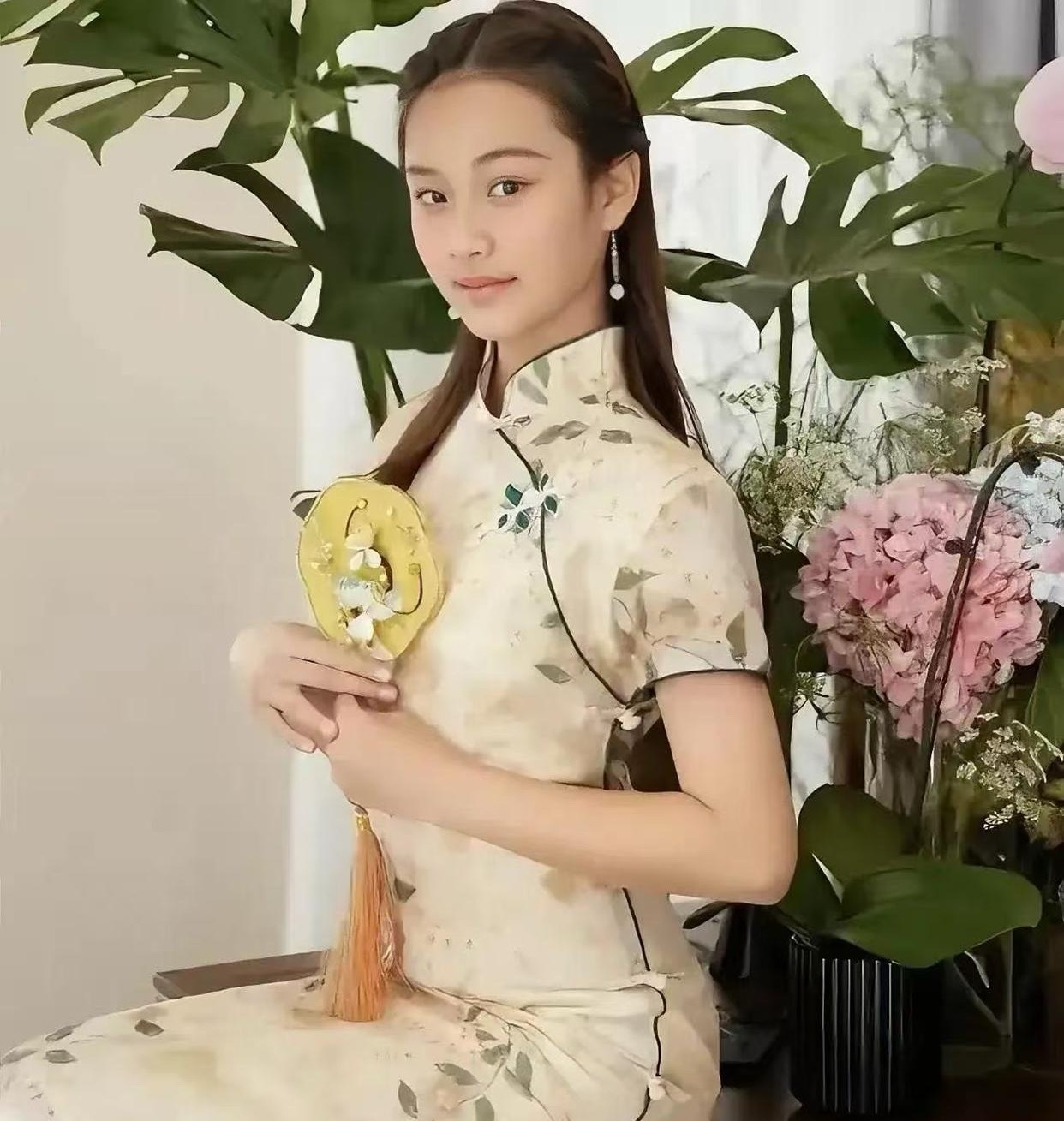 甜馨旗袍照，看不出13岁的样子，脸像爸爸贾乃亮，身材像妈妈李小璐，穿旗袍真有点大