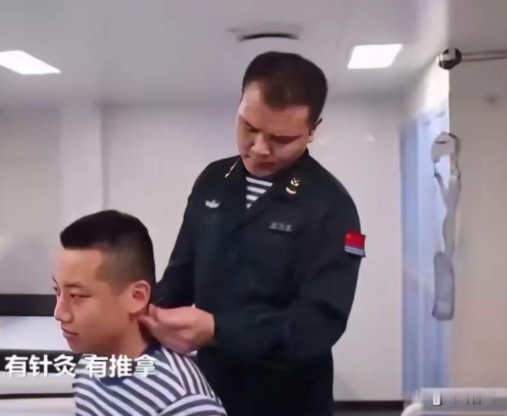 刷到福建舰的明火规定时我真的被惊叹到了！这艘8万吨级的电磁弹射航母，居然全舰只有