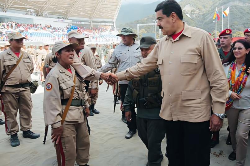 马杜罗与握手的人相比，身型看上去这么魁梧吗？马杜罗的身型与身前这位形成鲜明对比