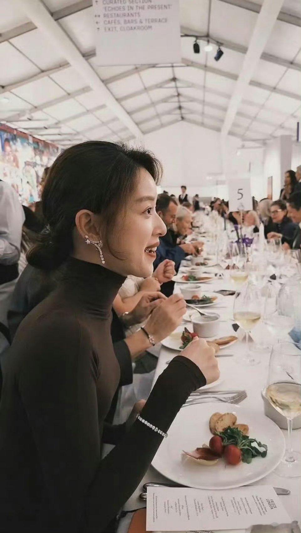 章泽天这个耳环是香奈儿的，官方原价77.5万，约等于一辆尊界S800星耀尊享版了