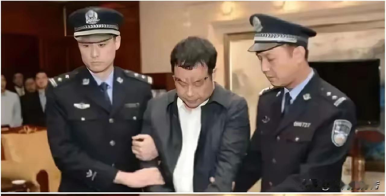 近几日看新闻，军队那边反腐那是真动了刀子，拔出萝卜带出泥，一连串的名单看得人头皮