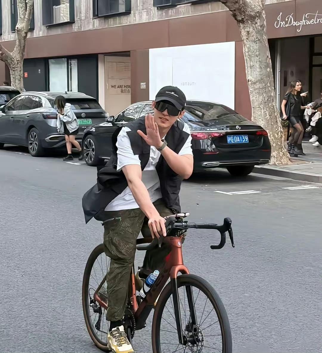 黄景瑜骑着一辆价值不菲的自行车，穿梭于上海街头。他随意停下，在路边悠闲地喝着果汁