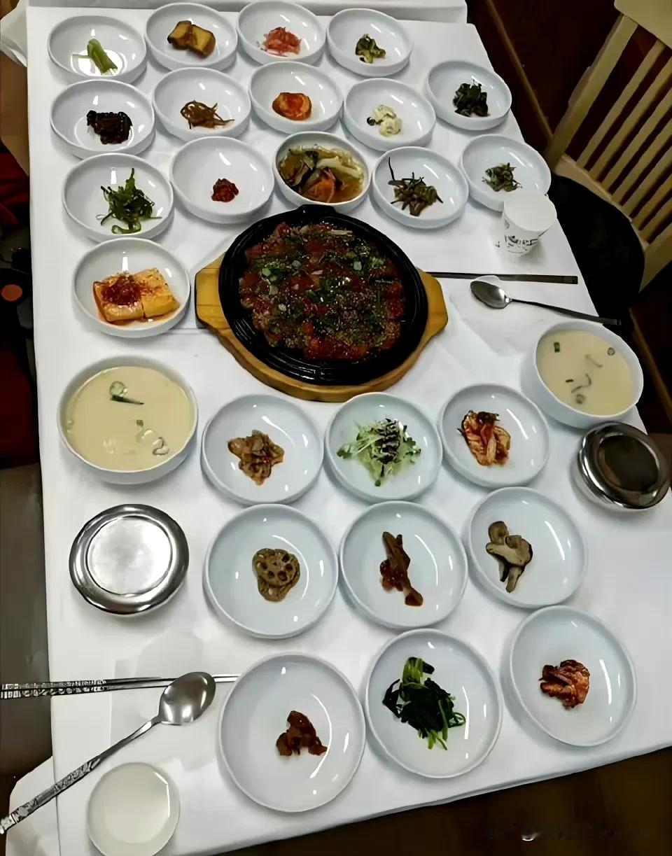 罕见！韩国富人的晚餐据悉，这是韩国富豪的豪华晚餐。[捂脸哭]看着还行吧？色香
