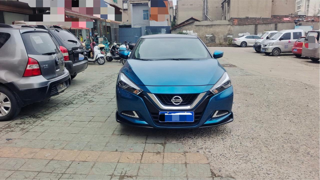 外观争议非常大的一款车，日产蓝鸟！其实前脸还行，日产一贯的家族风格，主要就是侧