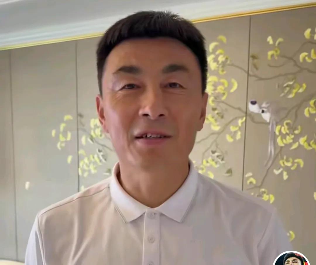 前国脚李玮锋直言，王钰栋目前达不到武磊的实力，完全是被外界捧过头了。在直播中，