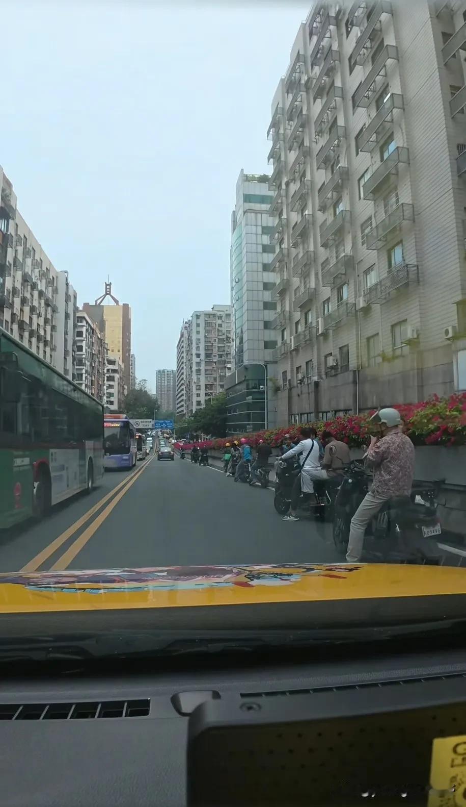 出租车行车记录仪记录下的画面。在广州小北路立交桥上，聚集了不少电鸡，由于桥下有执