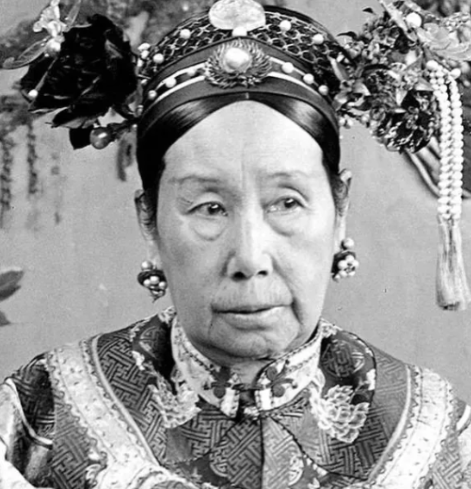 1900年，慈禧问一个年轻女子：“你有丈夫了吗？”女子回答说：“太后，我已经守寡