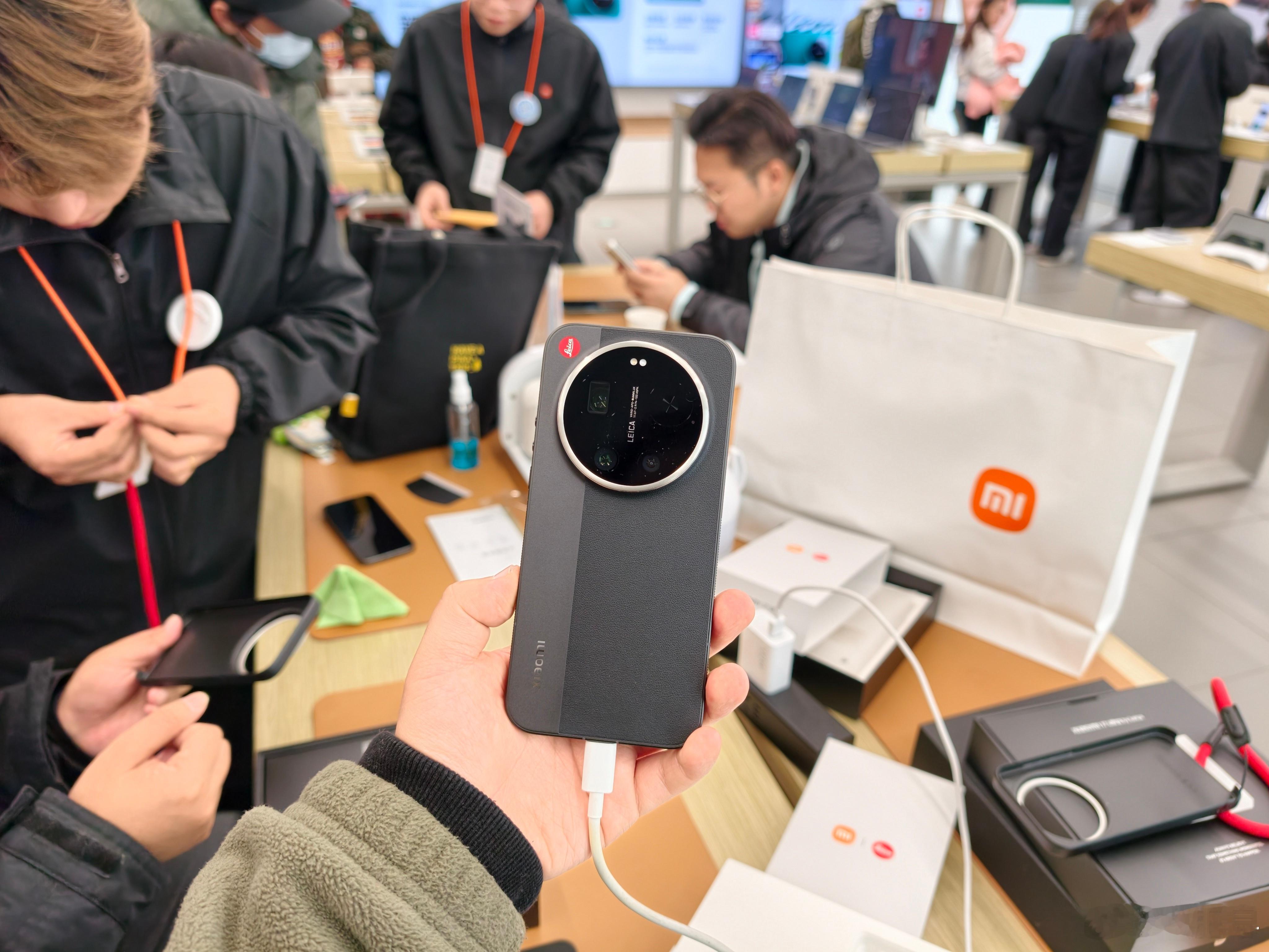 已经从小米之家买到小米17Ultra徕卡版了，来提机的人好多，还有好多米粉来