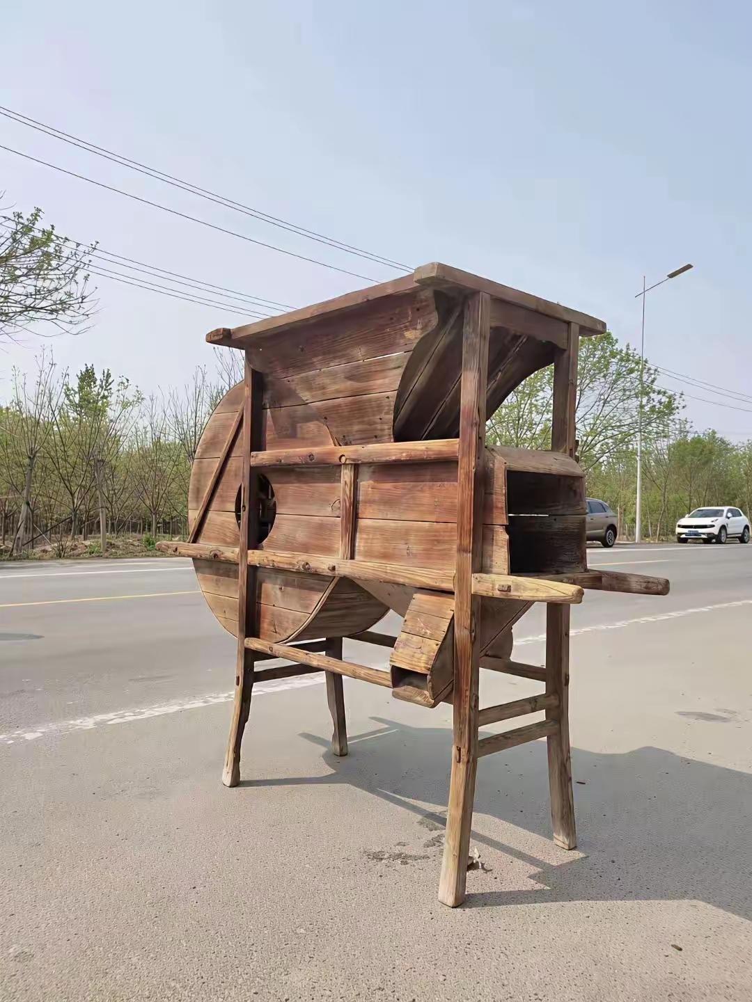 这辆老式木车停在路上挺显眼。这是干什么用的？还有人知道吗？老物件很神秘[作揖]老