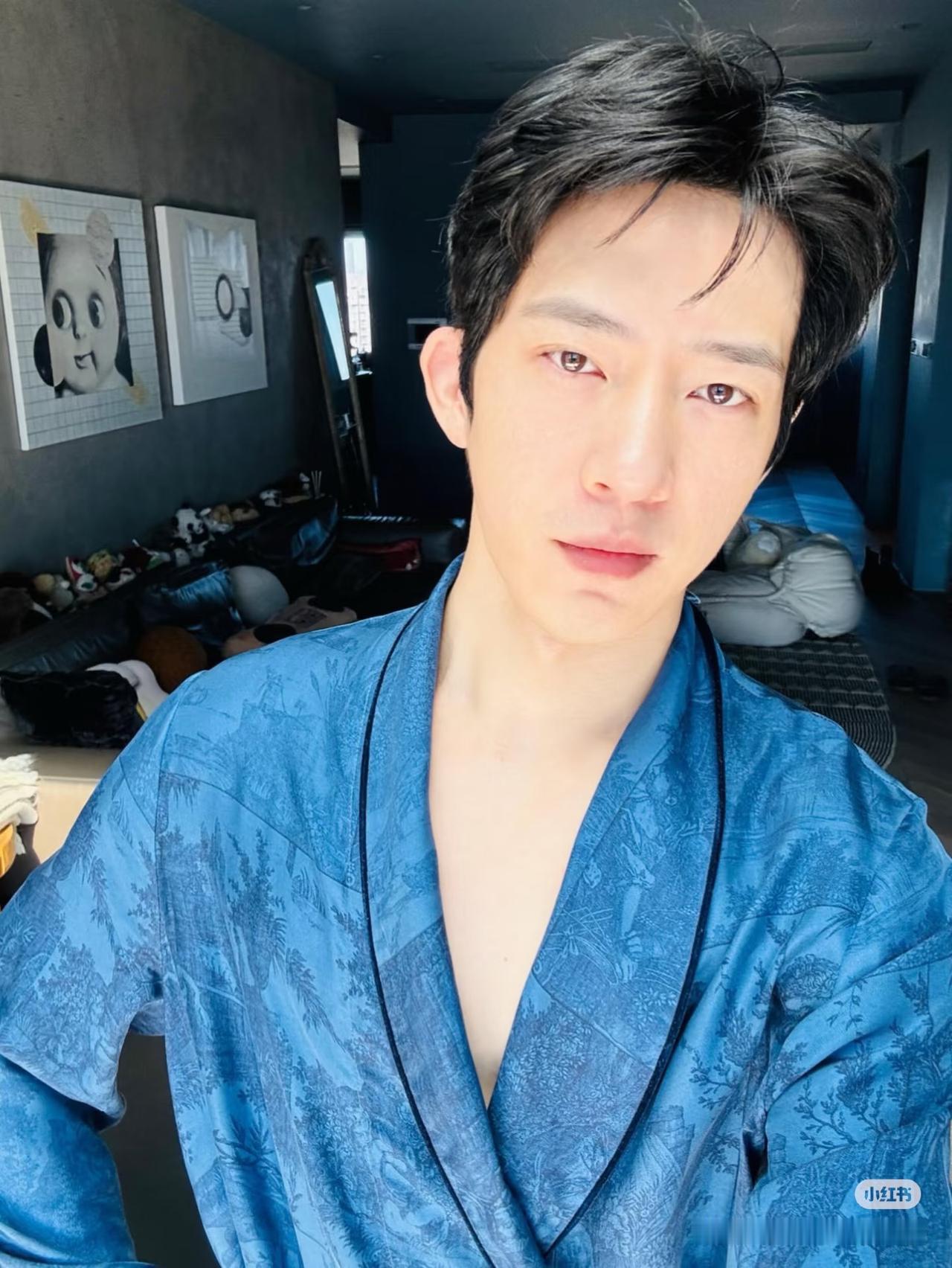 井柏然晒出在家里的自拍照片！照片中，井柏然身穿一件蓝色上衣，微微露出好身材，不得