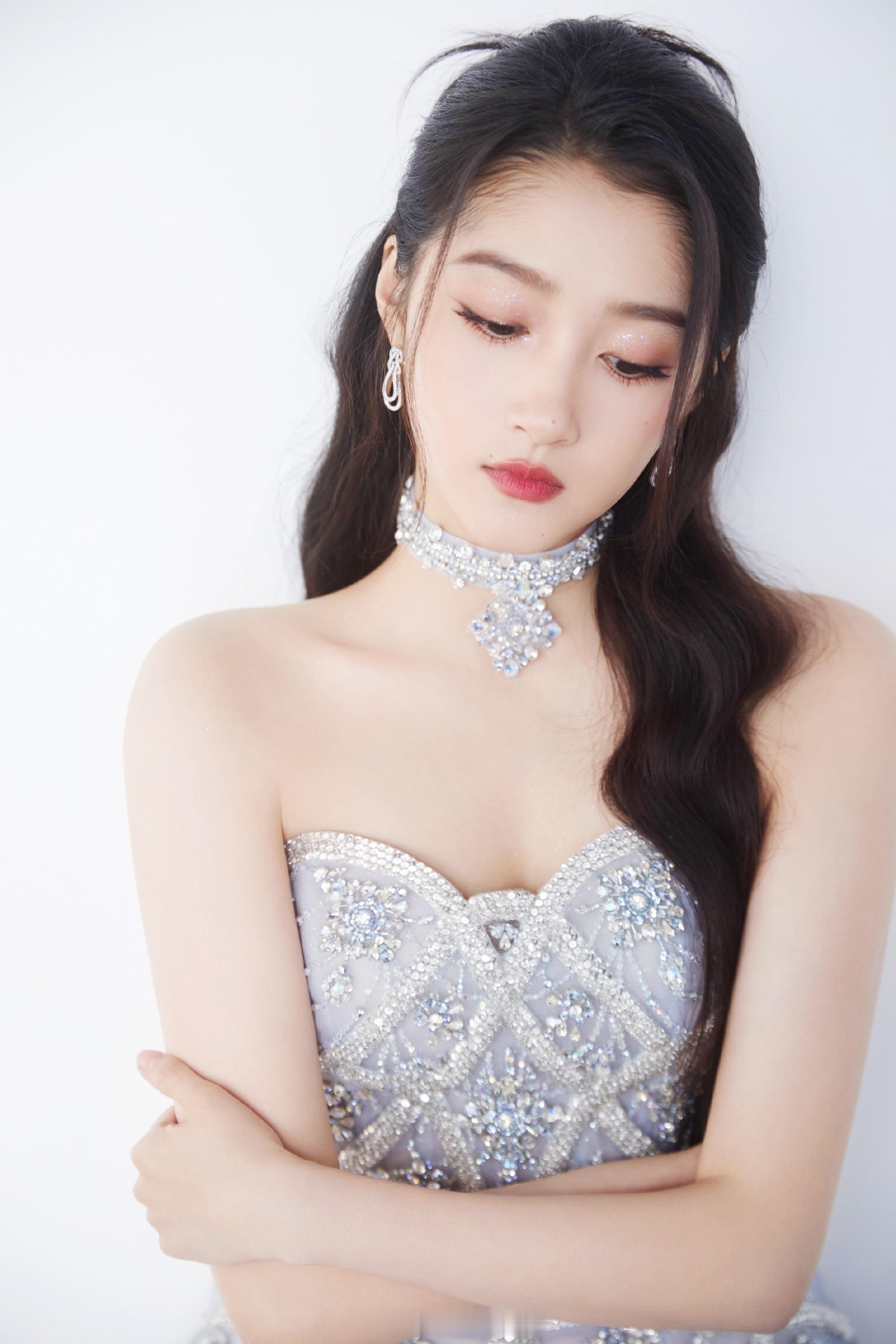 关晓彤抹胸纱裙冰川女王妆好美