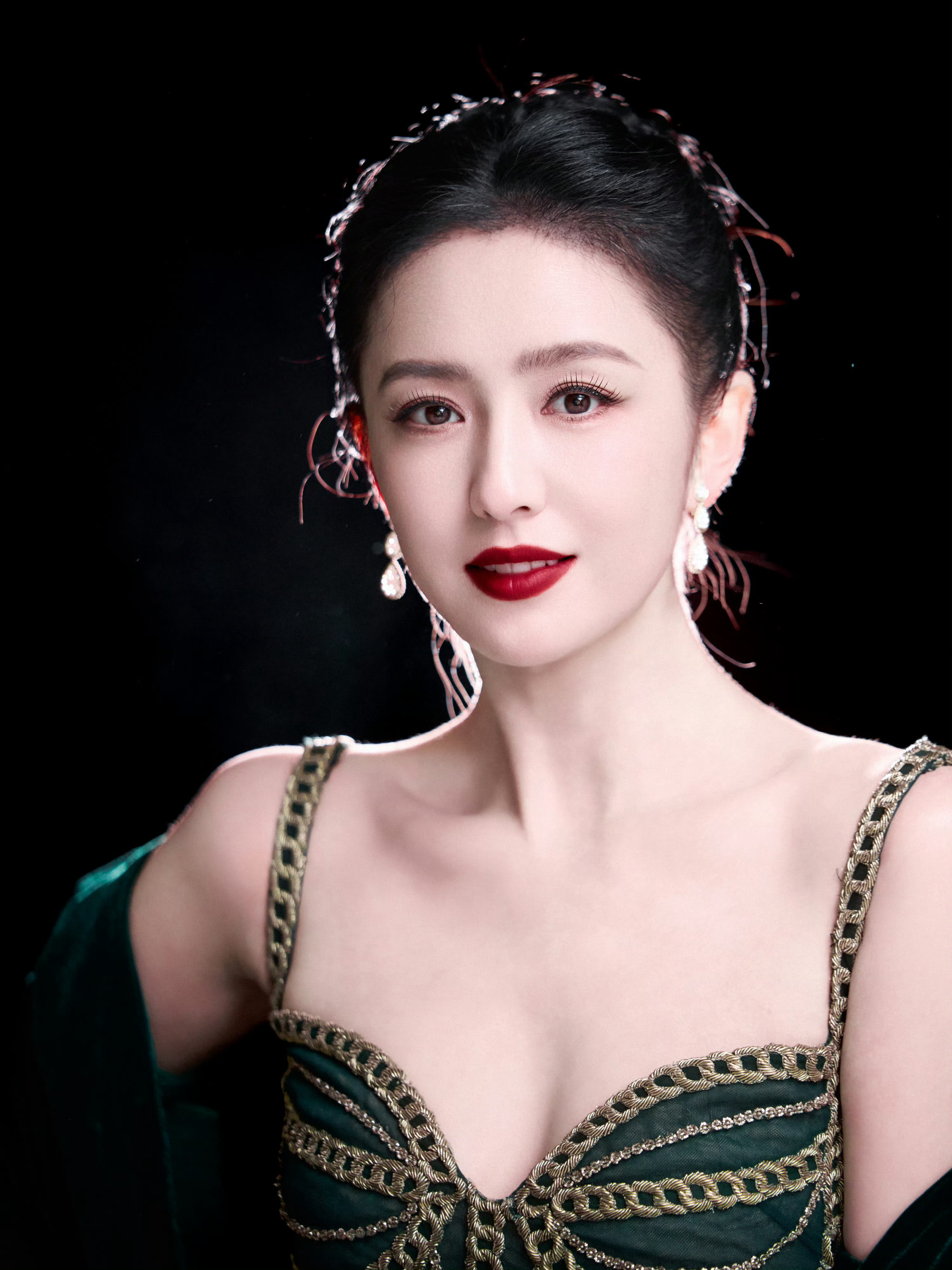 佟丽娅被这抹墨绿拿捏住了！丝绒的质感也太绝了吧～💚