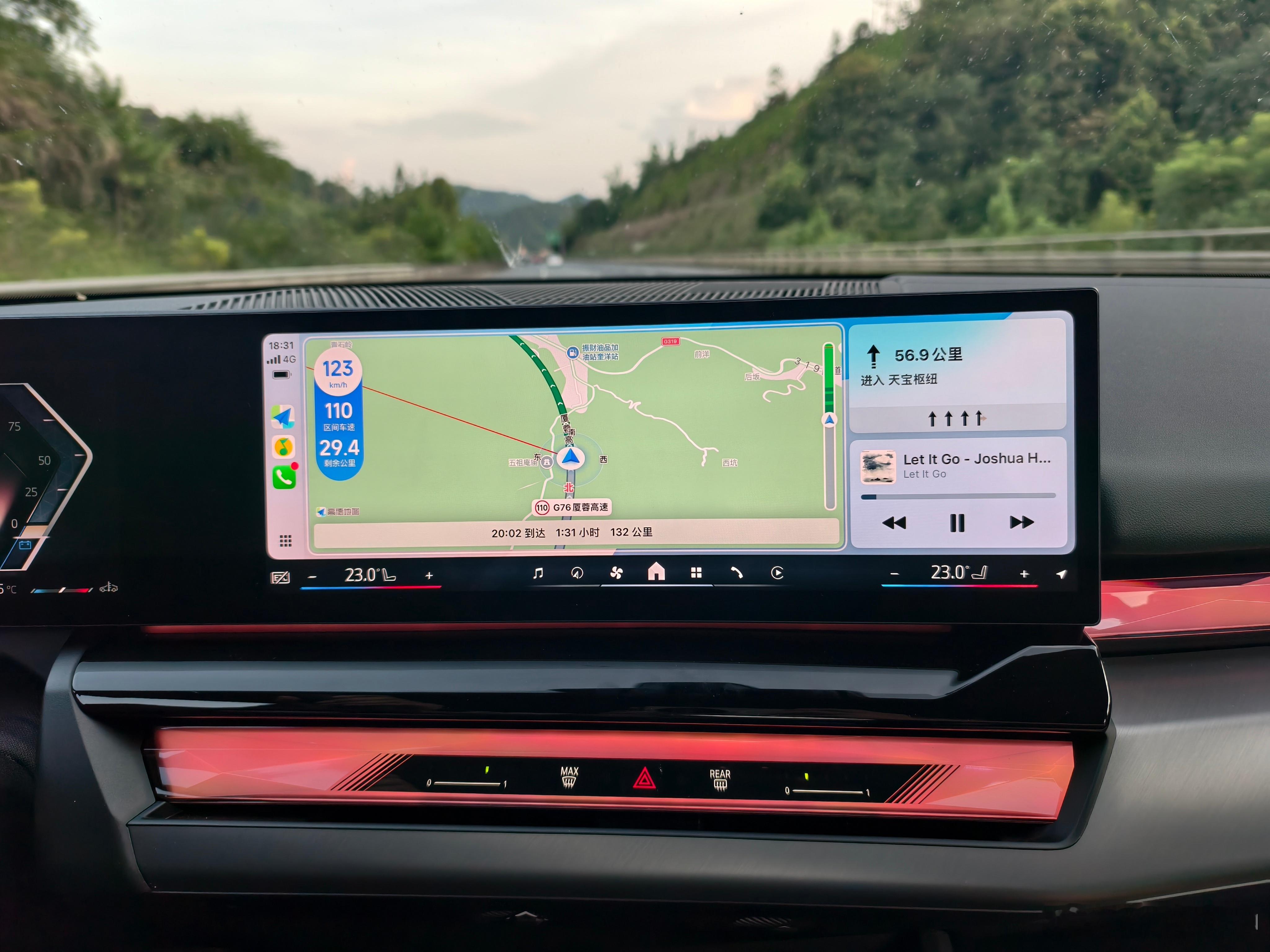 Carplay有一个2个很蛋疼的地方：1.听音乐或者听博客的时候导航，导