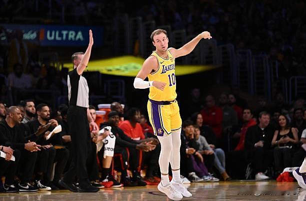 回头看看，湖人在交易截止日前换来肯纳德真是太划算的交易了。如果没有肯纳德，还是文