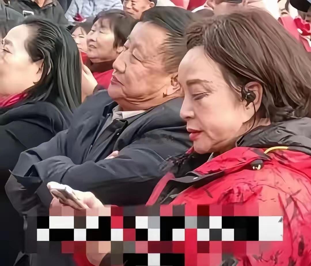 这拍摄技术，明显把人家变老十几岁，看看最近照片，打扮一下，仍像五十多岁，当然美颜