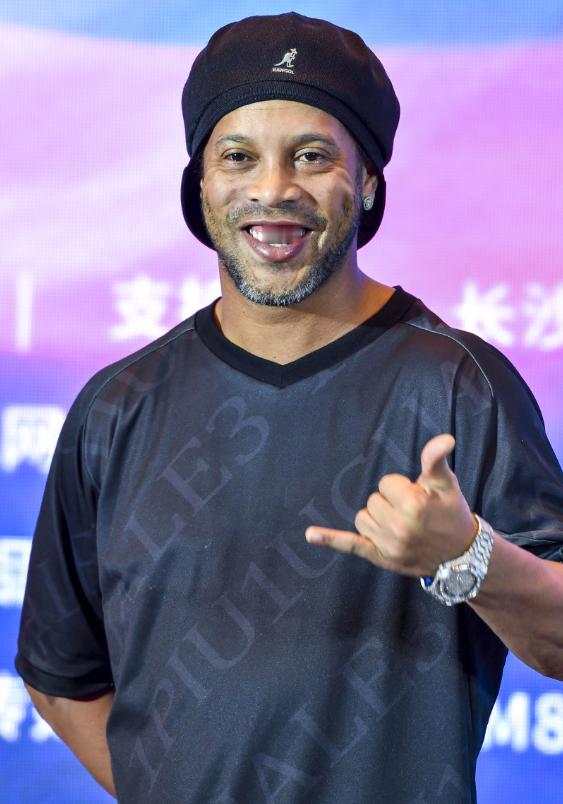 难以置信！46岁的巴西传奇罗纳尔迪尼奥，正式宣布复出！时隔整整11年，小罗再度成为一名职业球员，加盟
