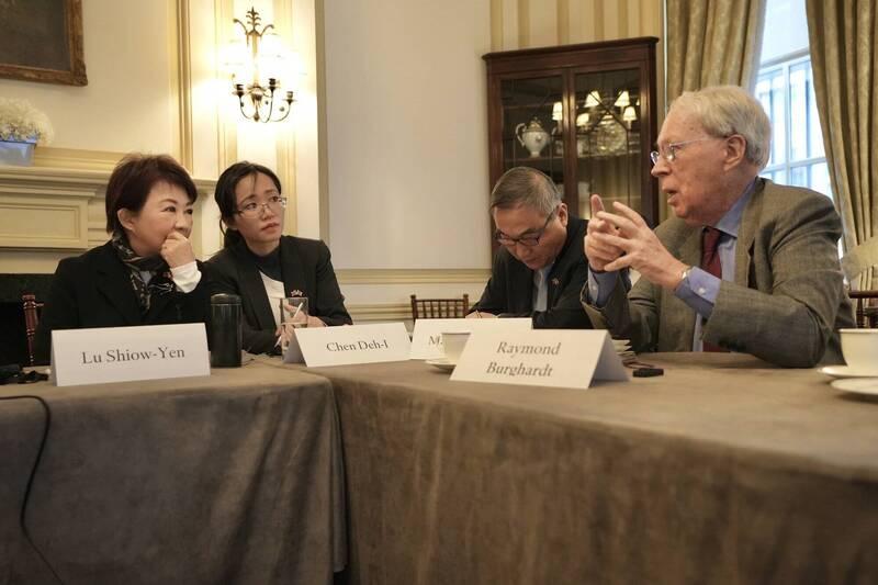 不演了！她彻底倒向美国了！正在美国访问的台中市长卢秀燕，今天彻底暴露出了她的本来