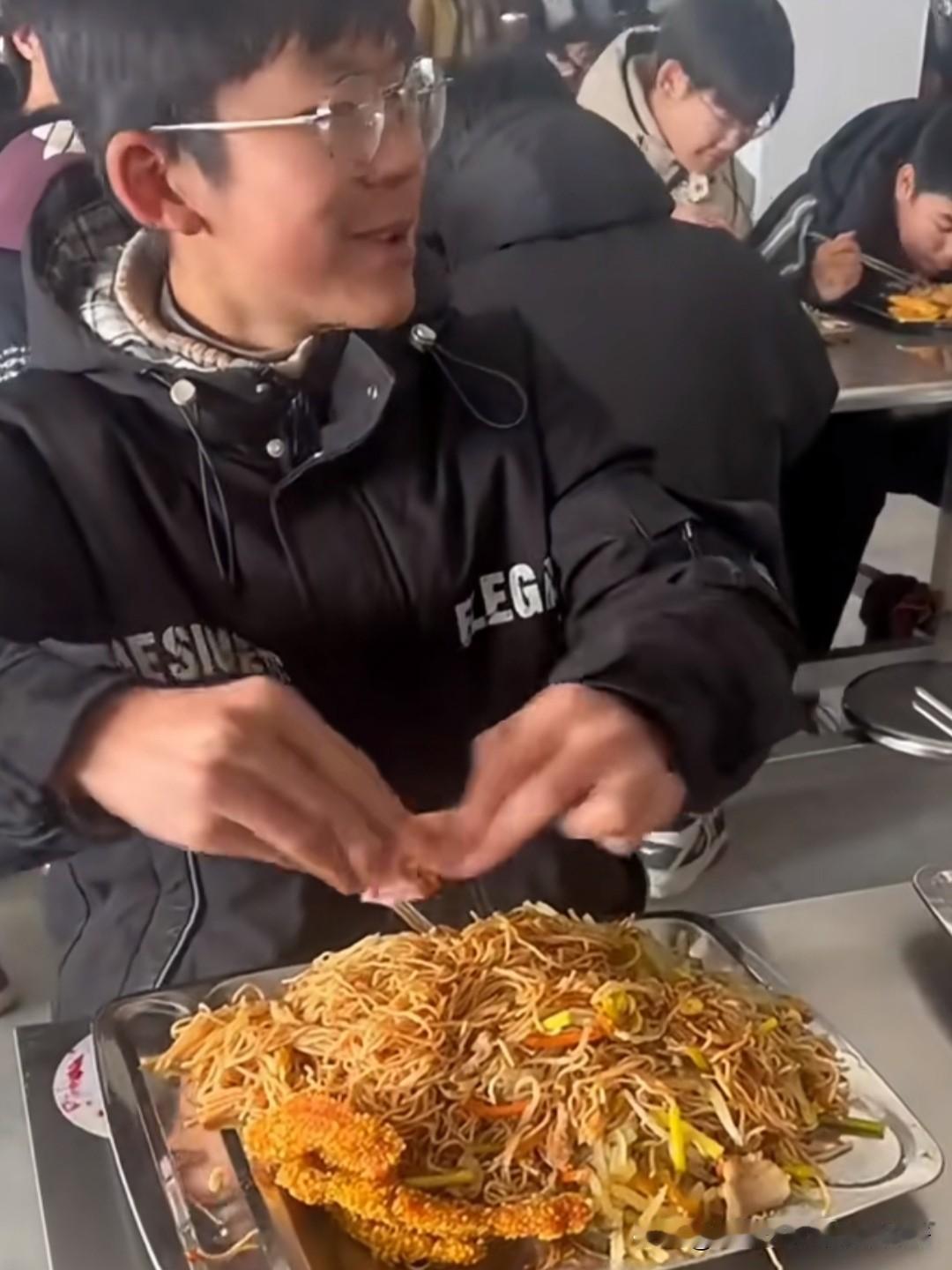 老外看呆中国学生干饭：主食堆成山居然不胖？美国博主杰克蹲中国高校食堂拍的视
