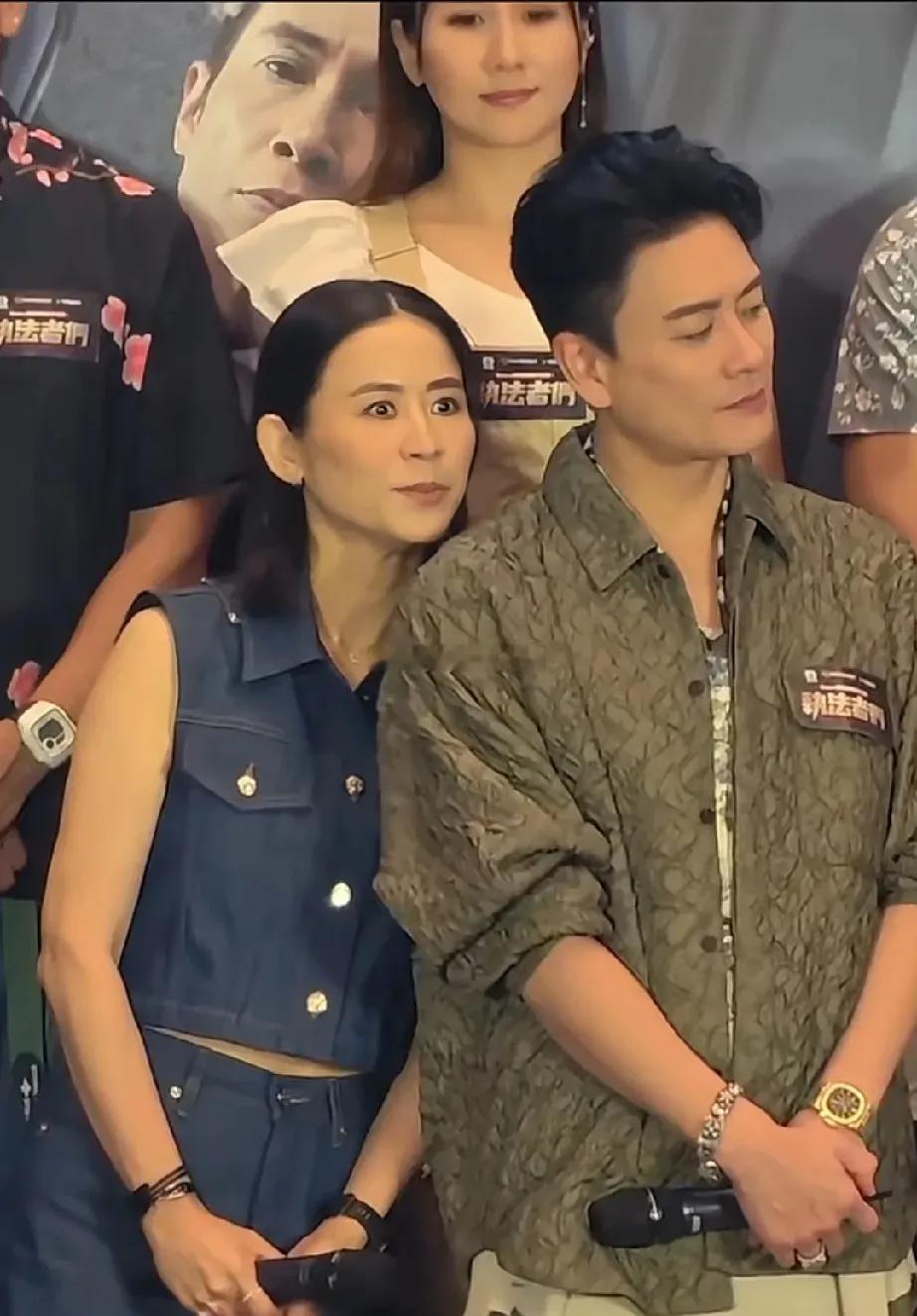 宣萱偷偷靠黄宗泽肩膀，还偷看他的反应哈哈，藏不住的少女心，太可爱了！​​​