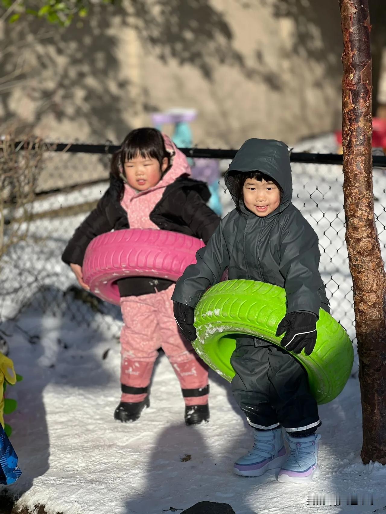 说句实在话，国外这种教育方式我有点不太认可，大雪天的带这么点小孩去玩，才三岁多点