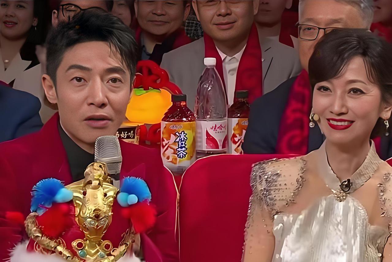 大家有没有发现撒贝宁有些不对劲撒贝宁50岁，却完全不像大多数老牌主持人那样