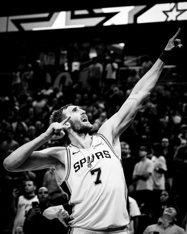 NBA西部决赛，马刺对阵雷霆的第四场比赛，出现了奇葩的一幕。在场外的观众席，出现