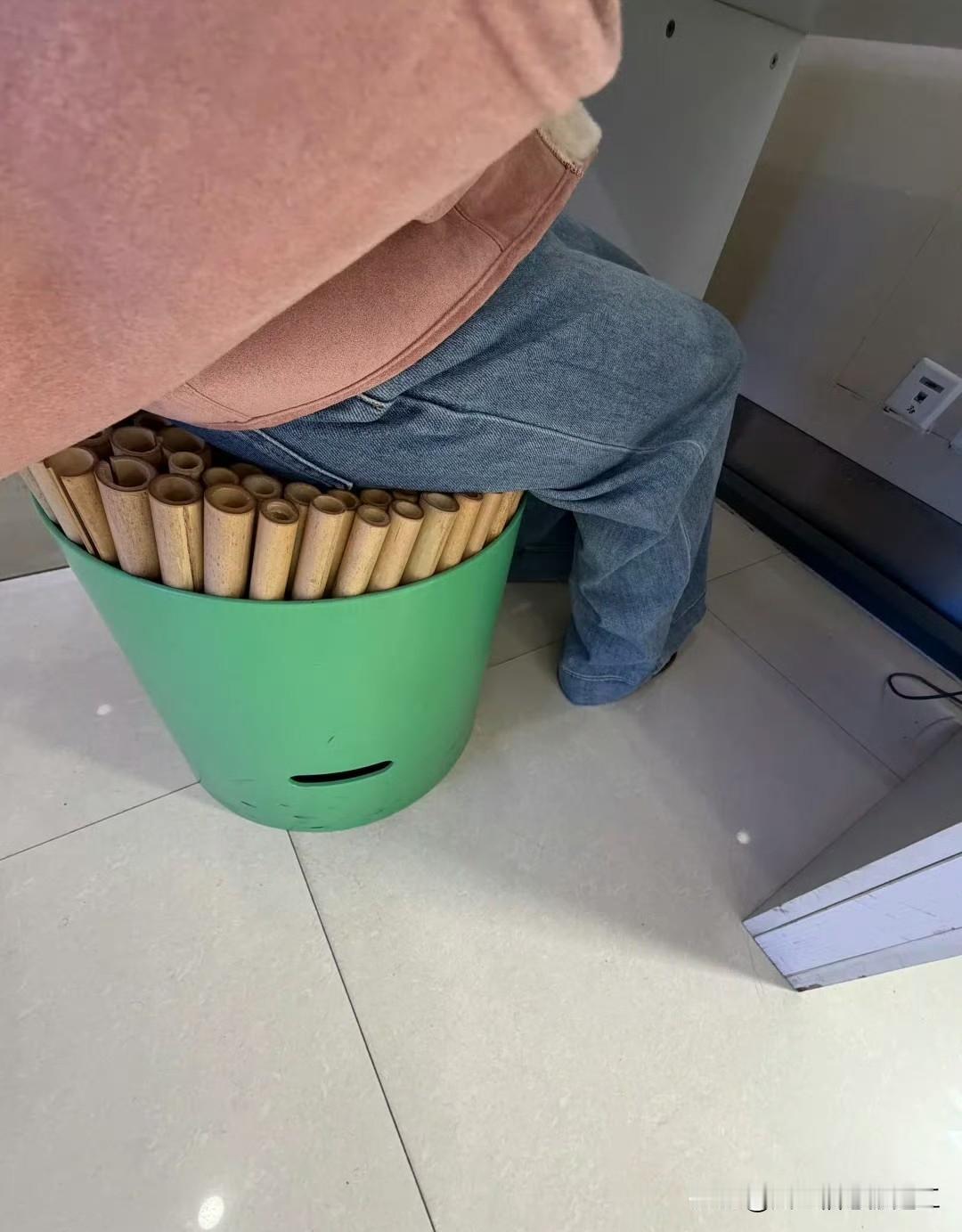 有网友发帖，某单位的椅子网上一看价格还不便宜