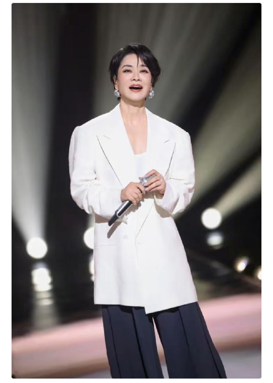毛阿敏的一女一儿。女儿解丰鸣，2004年出生，现年22岁，身高173㎝，在美