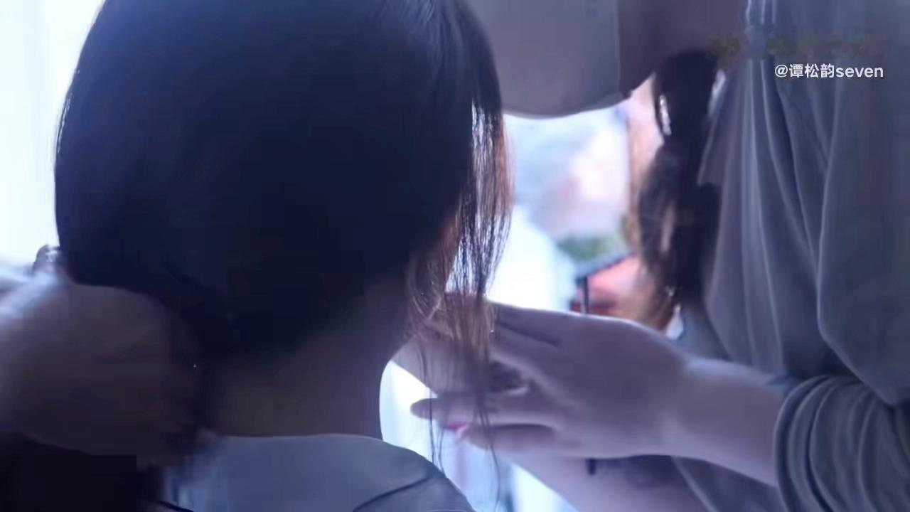 天赐的声音幕后小故事好戳人，谭松韵暖心回复黄子弘凡，从容亲切的模样展现出极好的待