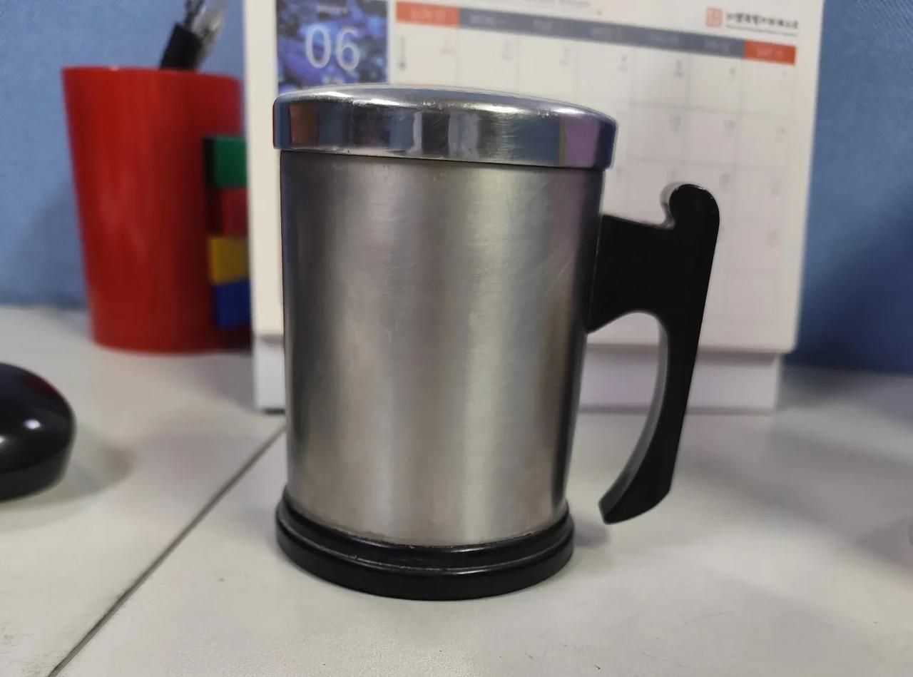 看到这个进公司时发的磁化杯，才想起不知不觉中进厂工作已经25年！我是1999年
