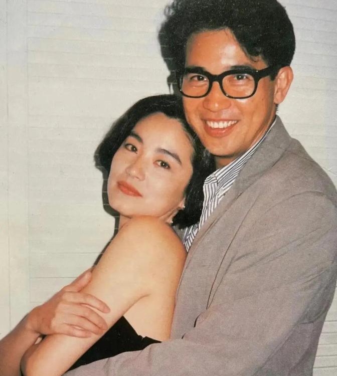 1973年，26岁已婚的秦汉爱上了18岁的林青霞，怀孕8个月的妻子邵乔茵心痛不已