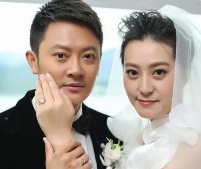 2015年，演员印小天和学历高、长相漂亮、家境优越的哈琳娜结婚，还给了她210万