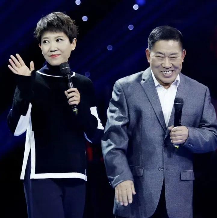 2018年，杜旭东和女儿杜金京，一张罕见的留影，她与父亲的“反派脸”形成鲜明对，