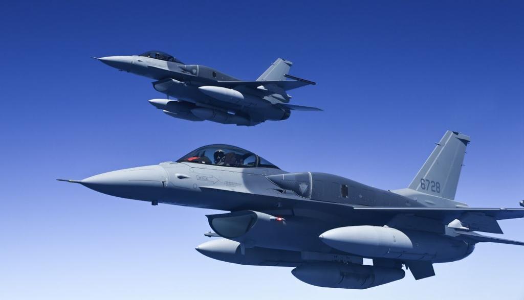 架势不小，两架F-16V降落志航基地前，台湾省空军出动了一架F-16战斗机和两架