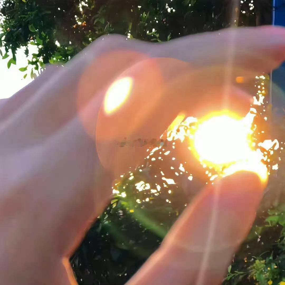 白羊座固然没有十分坦荡，但是更多的更多是直率，白羊的小天使们是不喜欢把其他人长得