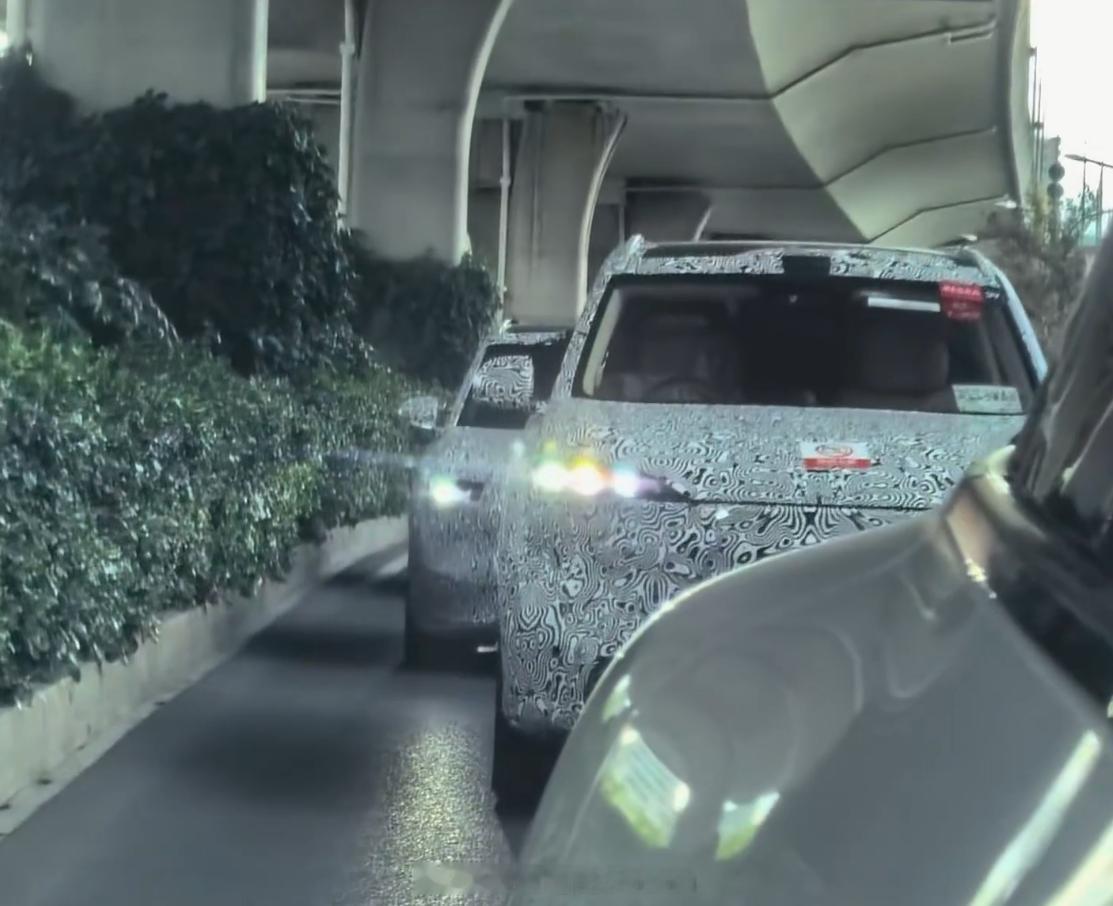 智界9系旗舰SUV的骡车（非量产测试车）被拍到，这个车本来好像是就说可能今年要上