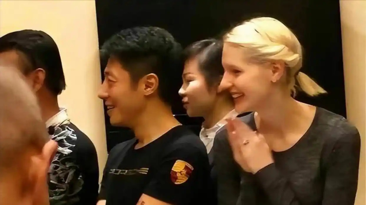 撒贝宁这个瓜绝了，奶爸界的黑旋风在迪士尼现场真实呈现，颜值与生活态度并非话题包装