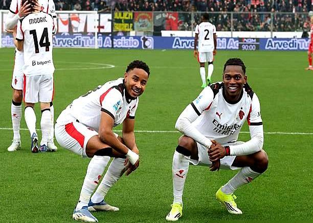 刚拿下2比0的客场胜利，阿莱格里却在更衣室砸了水瓶。你敢信，堂堂七冠王AC米兰，